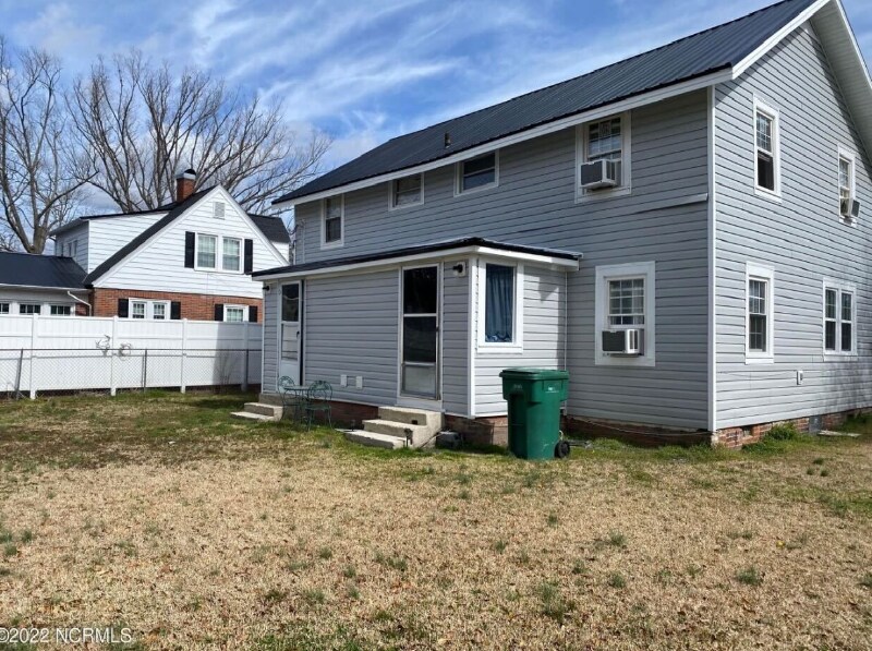 Building Photo - 207 N Elm St