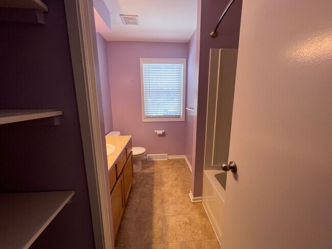 Building Photo - Updated 2 Bedroom Side by Side Duplex!