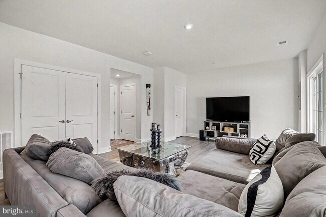 Building Photo - 10878 Foxtrot Cir