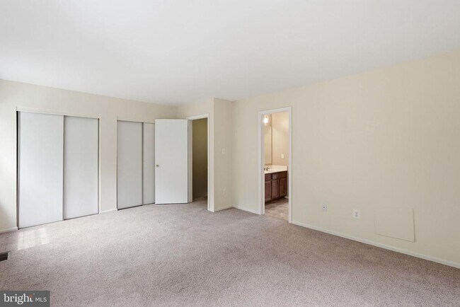 Building Photo - 9571 Tudor Oaks Dr