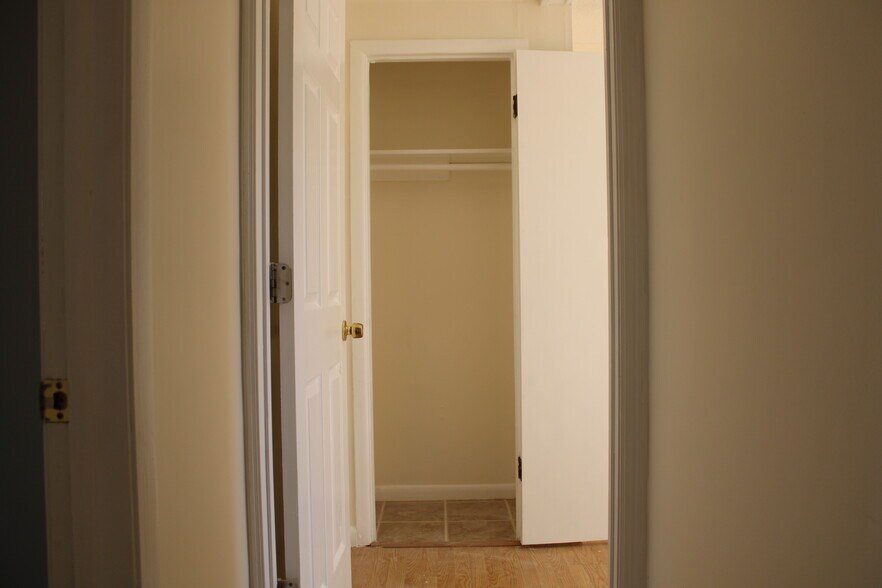 Bedroom 3 closet - 1563 Pawnee St