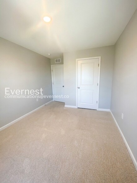 Building Photo - 21 Valiant Ct