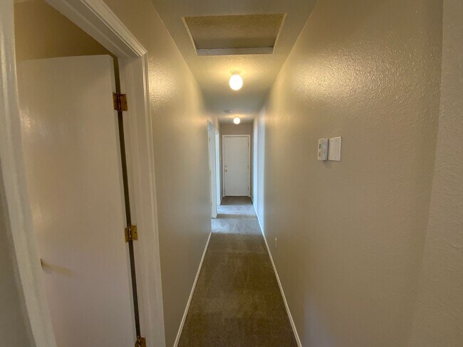 Building Photo - 3 Bedroom Single Story Home Available in V...