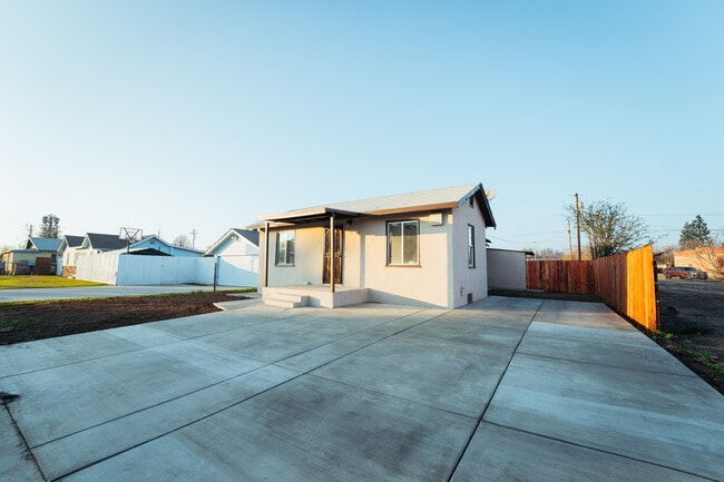 Building Photo - 232 E Marengo Ave