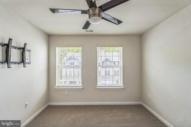 Building Photo - 11 Lilac Cir