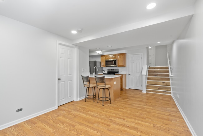 Building Photo - 8824 Robin Dr