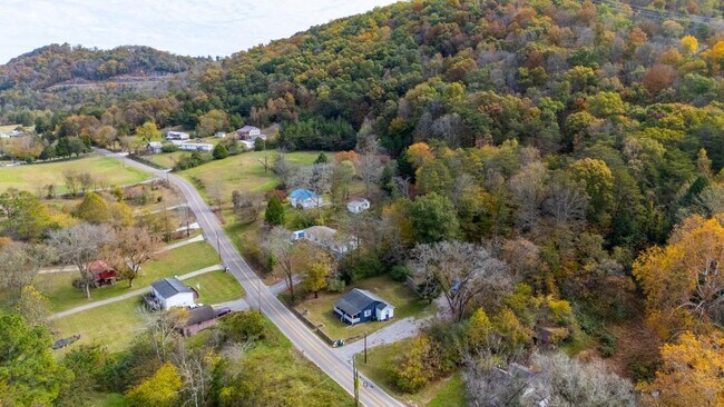 Building Photo - 614 E Brushy Valley Dr