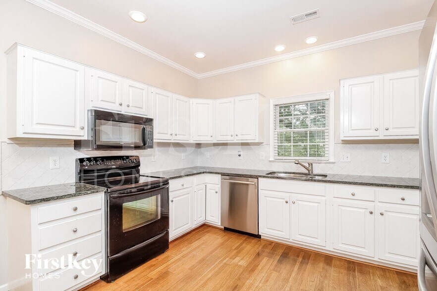 Building Photo - 9 Park Village Ct