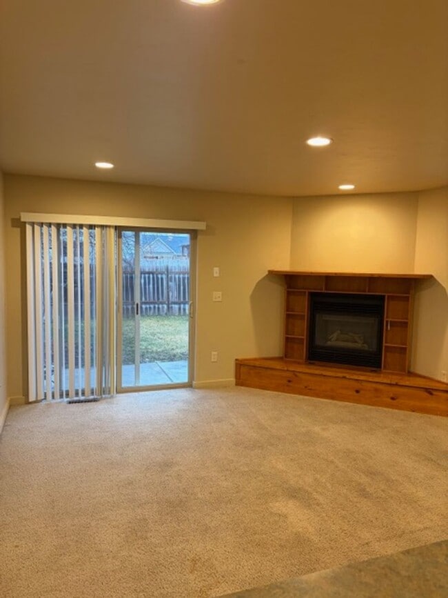 Building Photo - 3 Bedrooms 2 1/2 Bathroom Bozeman Townhouse - Great Location