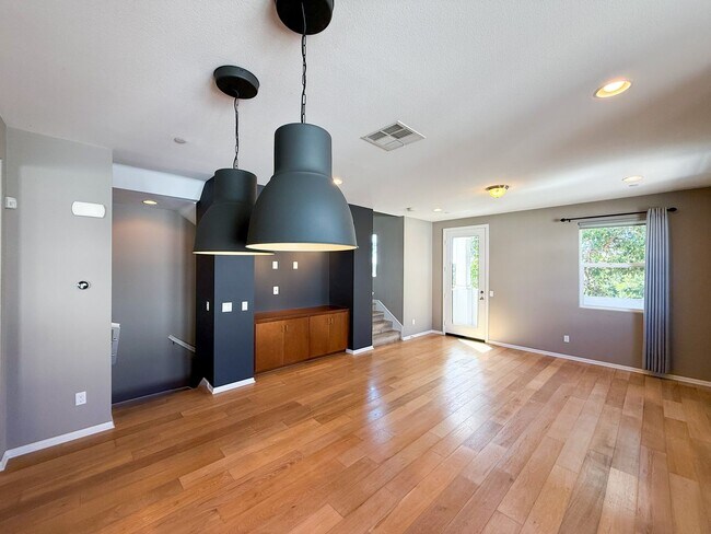 Building Photo - Beautiful 3B/3.5BA Townhouse in Carlsbad w...