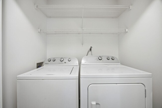 Building Photo - Beautiful End-Unit Townhome with Fresh Updates in Convenient Raleigh Location!