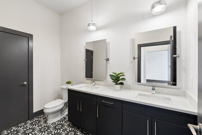 Building Photo - 112 Rogers St NE