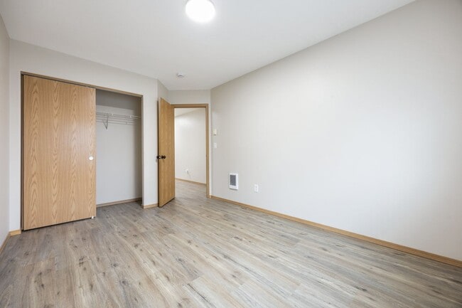 Building Photo - 4Bed/2.5 Bath available in SE Portland