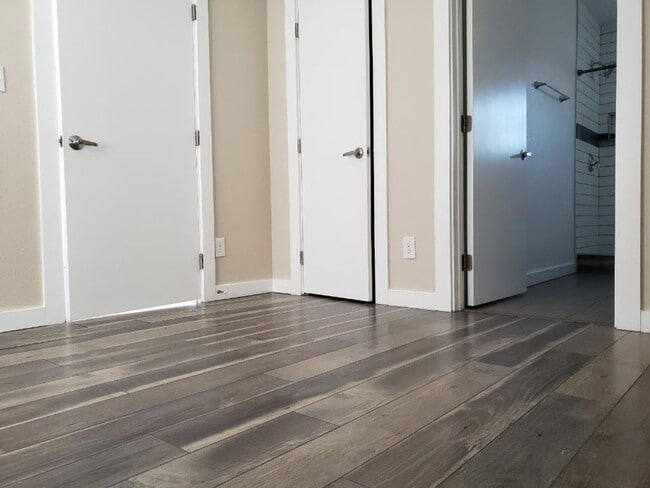 Building Photo - 219 W 7th St