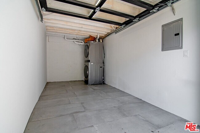 Building Photo - 2553 Glen Green St