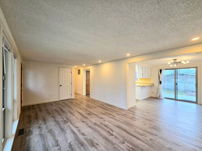 Building Photo - **MOVE-IN SPECIAL** 3 Bed / 2 Bath Rambler – Huge Fenced Yard + 2-Car Garage – Available Now