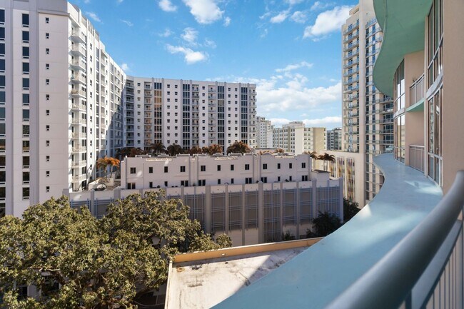Building Photo - MOVE IN SPECIAL- Beautiful Newly Renovated 2/2 Condo at The Waverly on Lake Eola in Downtown Orlando