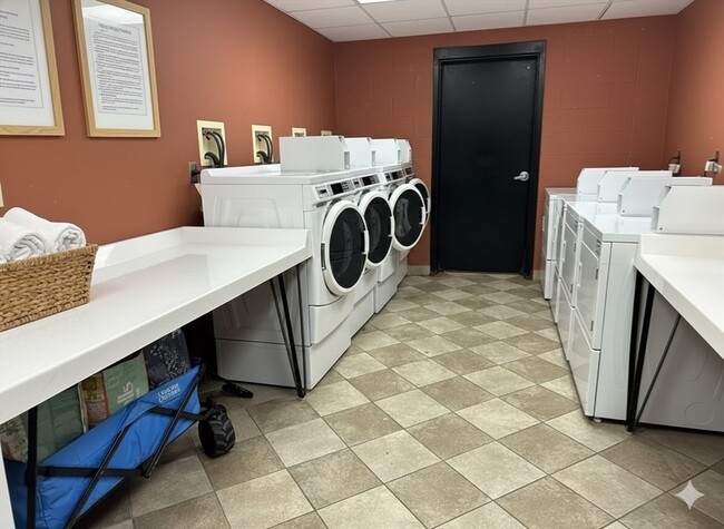 Building Photo - 16 Balmoral St