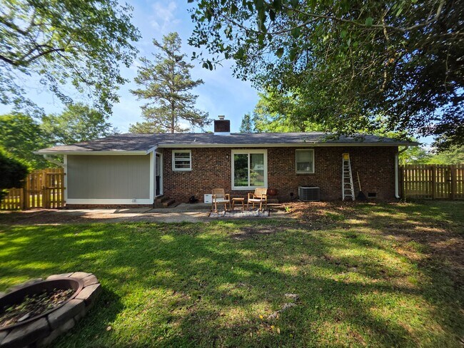 Building Photo - Sherwood Forest Gem | Spacious 3BR Home with Fenced Yard & Flex Room