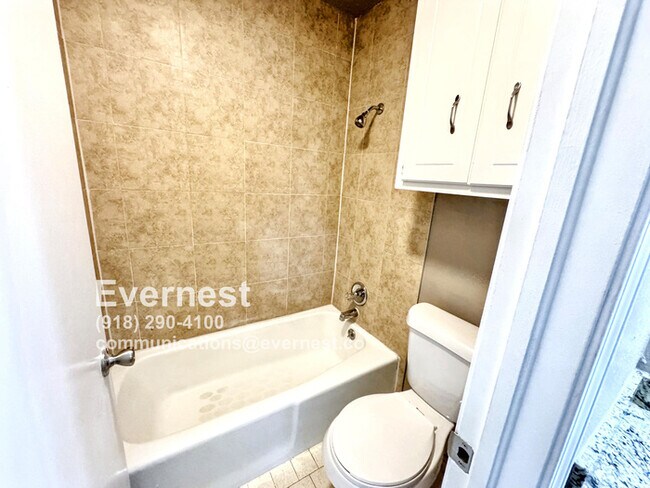 Building Photo - Comfortable 3-Bedroom Home with Prime Acce...