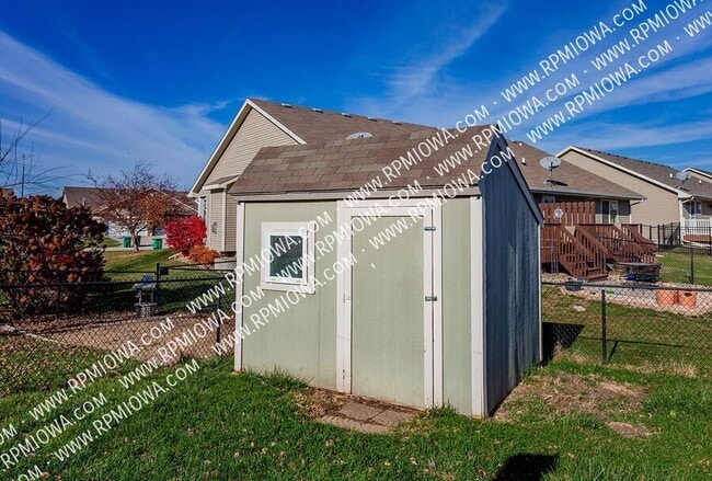 Building Photo - 738 NE Spring St