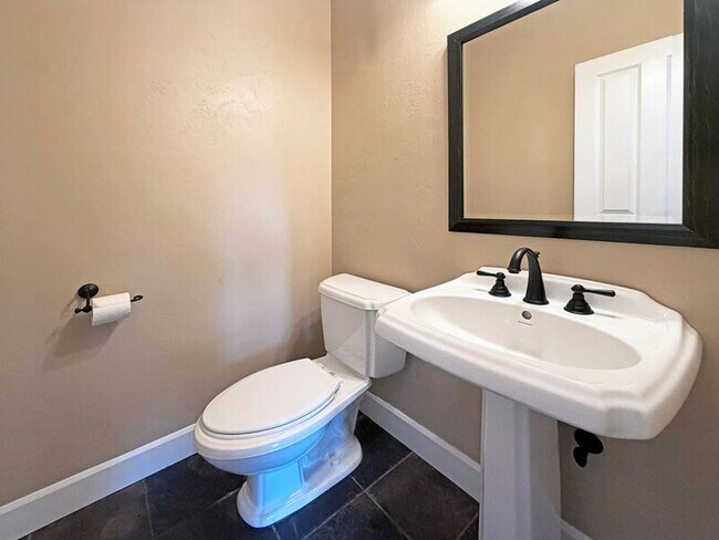 Building Photo - 520 Honeysuckle Ln