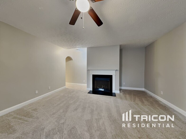 Building Photo - 232 Daisy Cir