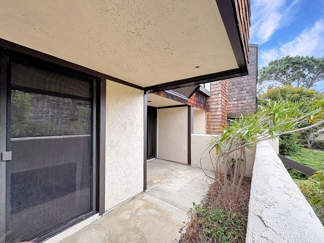 Building Photo - Incredible 2BD/2.5BA w/Ocean Views and Acr...