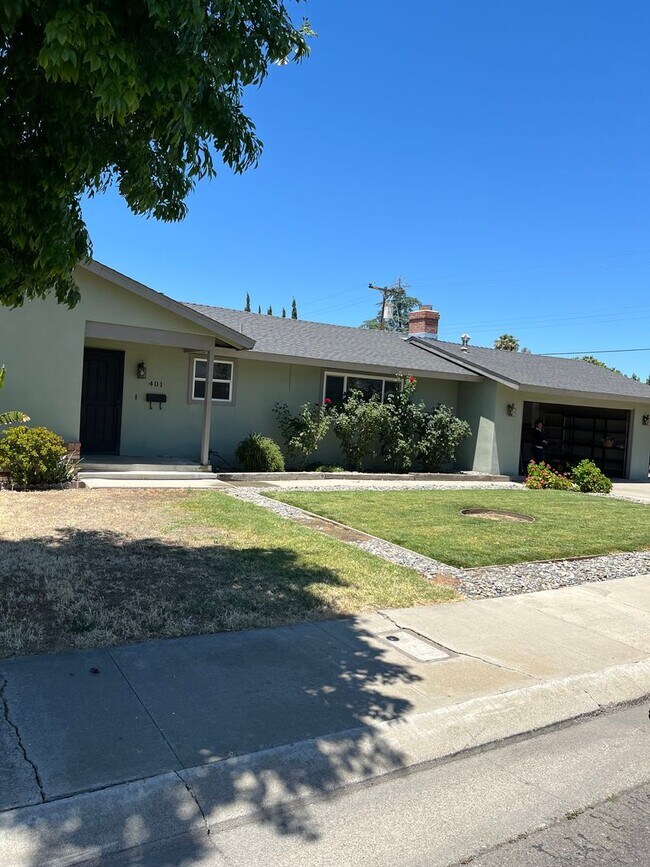 Building Photo - Available Now! Move-In Ready
