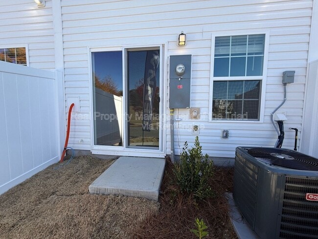 Building Photo - 3155 Fall Hls Dr