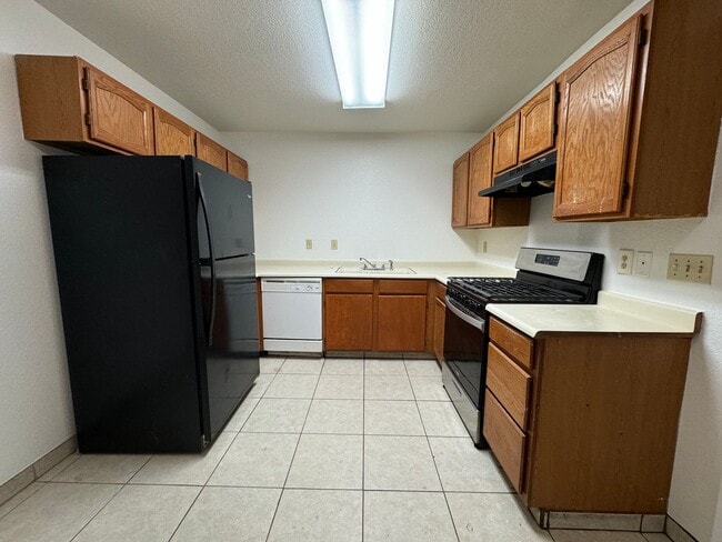 Building Photo - 3BR Duplex with gated yard and Garage