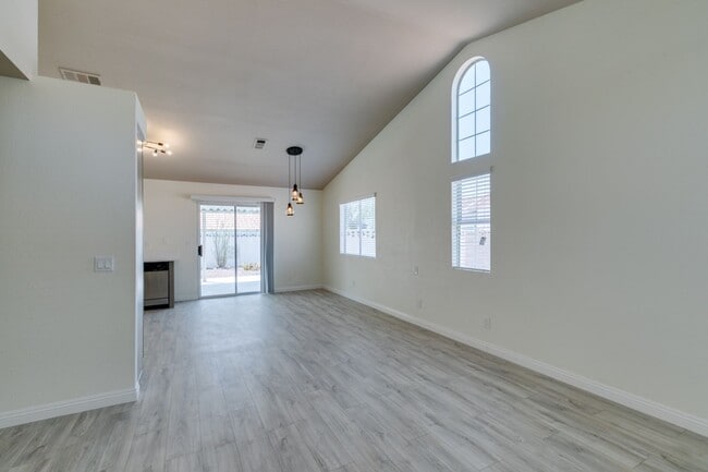 Building Photo - Fully upgraded 3 bedroom house on large lo...