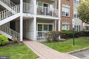 Building Photo - 14 Cheverny Ct