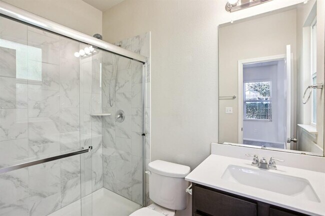 Building Photo - 174 Friendship Oak Dr