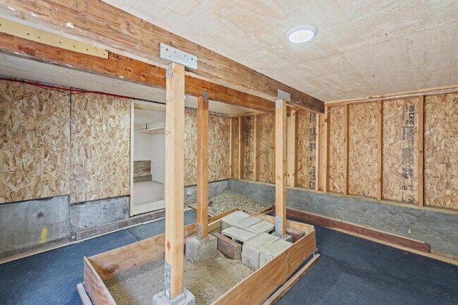 Building Photo - Stunning, Modern and Immaculate 3/BR 2.5/B...