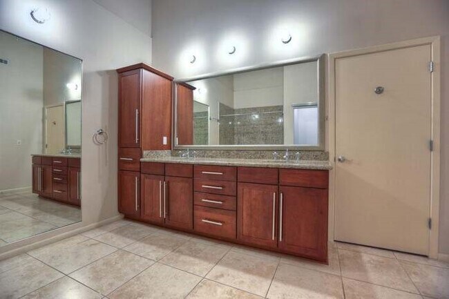 Building Photo - 705 Main St