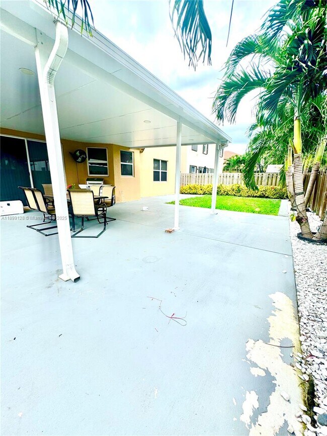 Building Photo - 25001 SW 118 Ct