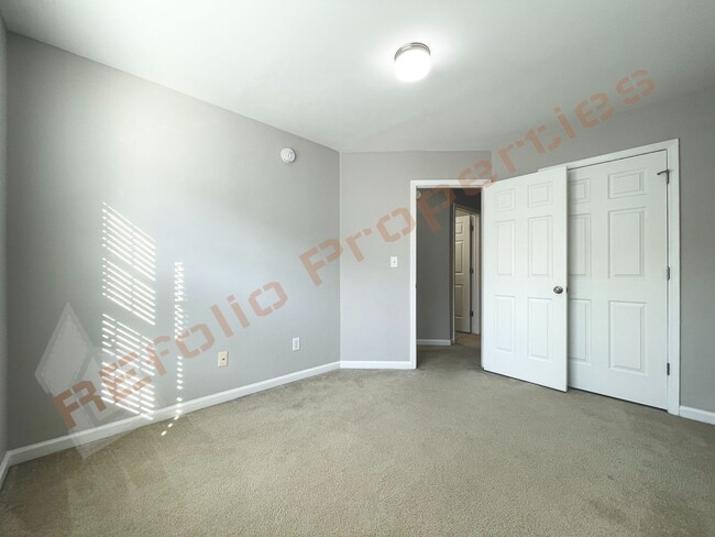 Building Photo - 2452 Bay Harbor Dr