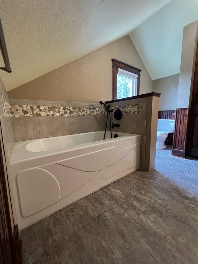 Building Photo - Spacious 4 Bedroom, 2 Bathroom Home