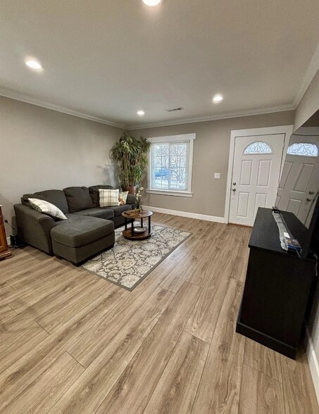 Building Photo - 1155 Maple St