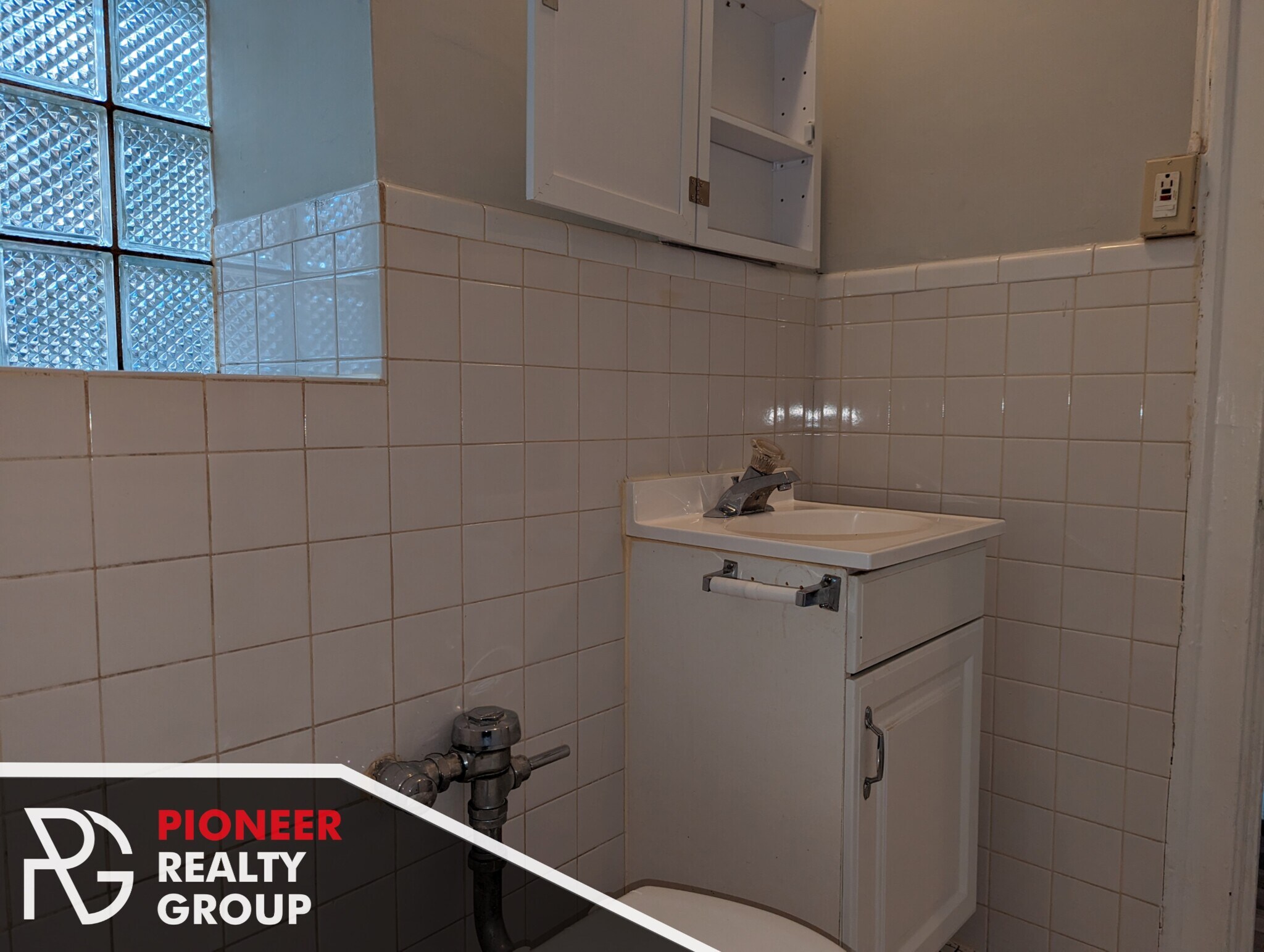 Building Photo - 429 W Roscoe St