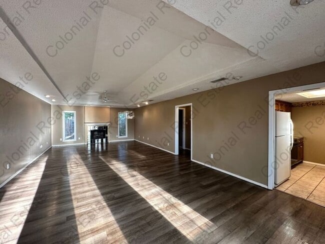 Building Photo - Spacious 2 Bed 2 Bath Duplex, washer/dryer...