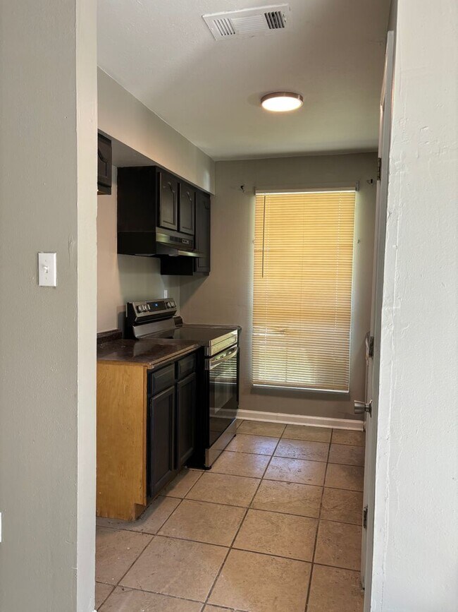 Building Photo - 2 Bedroom 2 Bath Multi Family Home