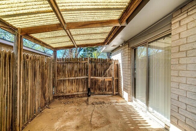 Building Photo - 5712 SW 48th Ave