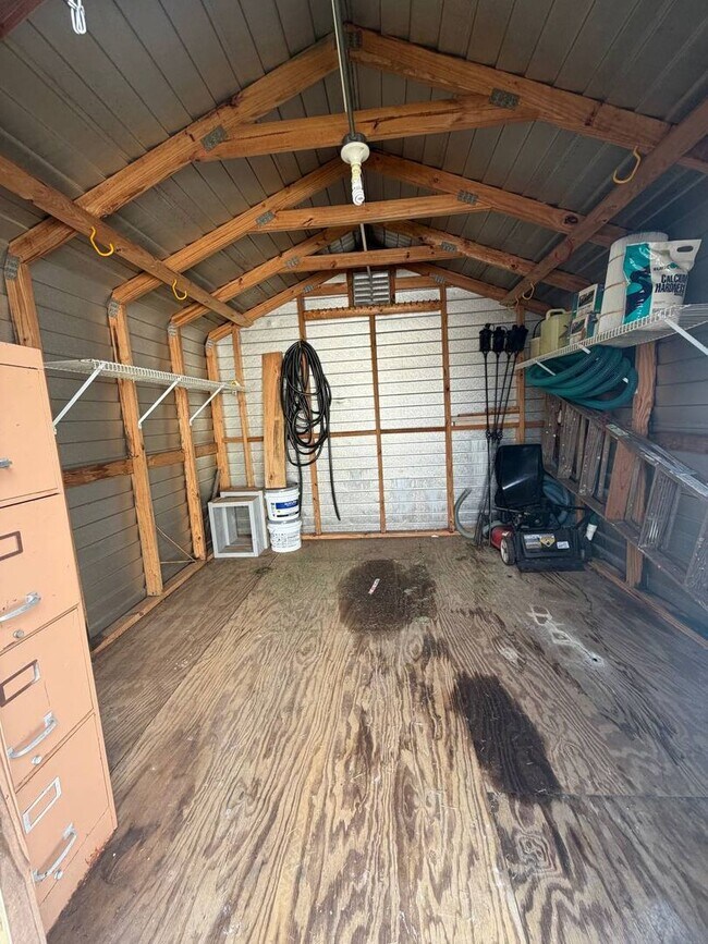 Building Photo - Welcome to your private Florida retreat in Lakeland!