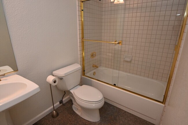 Building Photo - Tranquil / Updated Townhome in Gated in Vi...