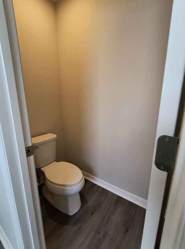 Building Photo - 5 BED 3 BATH SOLAR HOME FOR RENT!! Availab...
