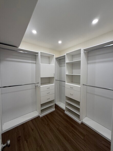 Building Photo - 1360 Shady Ln