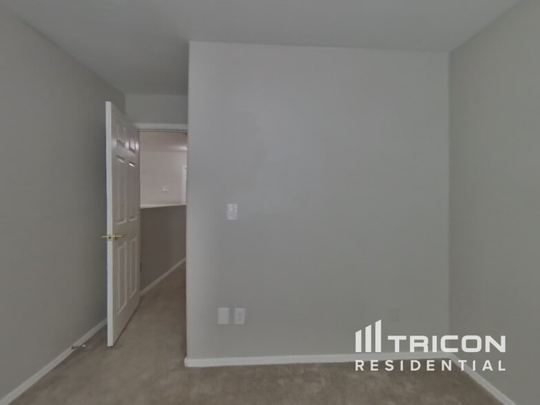 Building Photo - 1149 E Lakeview Dr