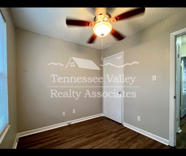 Building Photo - Spacious 3 bed/1.5 bath split foyer in Hid...